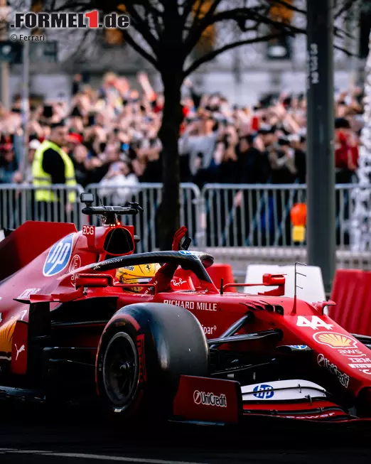 Foto zur News: Lewis Hamilton bei einem Ferrari-Event in Mailand