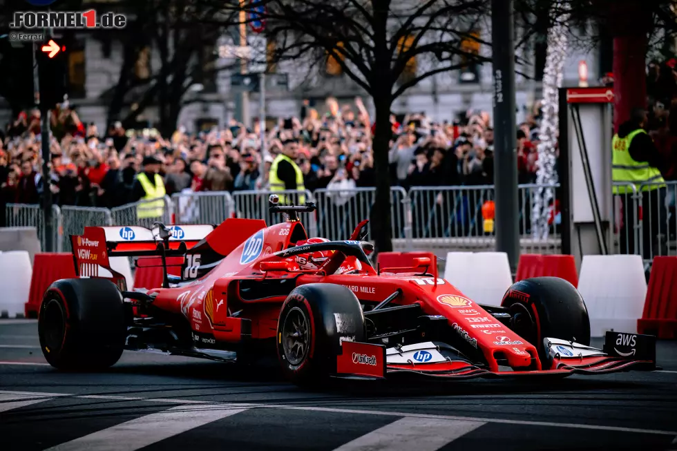 Foto zur News: Charles Leclerc bei einem Ferrari-Event in Mailand