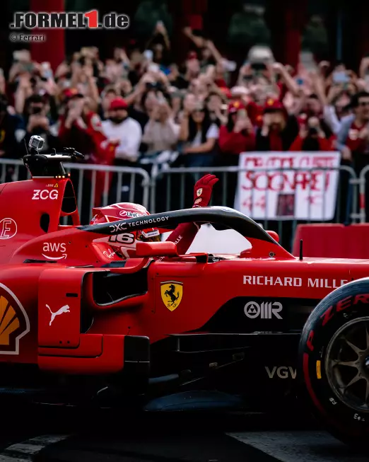 Foto zur News: Charles Leclerc bei einem Ferrari-Event in Mailand