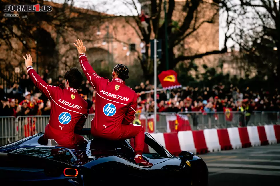 Foto zur News: Lewis Hamilton und Charles Leclerc bei einem Ferrari-Event in Mailand