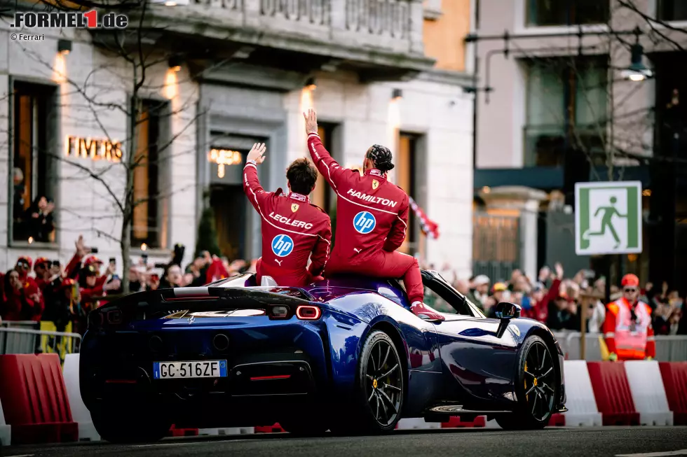 Foto zur News: Lewis Hamilton und Charles Leclerc bei einem Ferrari-Event in Mailand