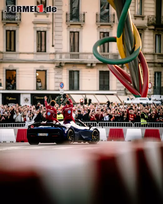 Foto zur News: Lewis Hamilton und Charles Leclerc bei einem Ferrari-Event in Mailand