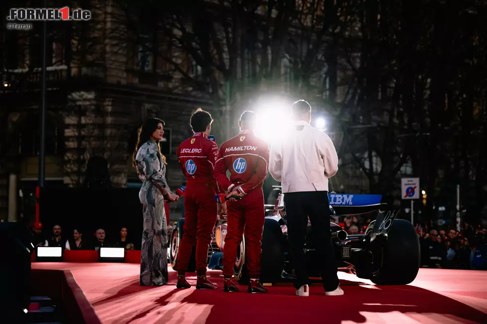 Foto zur News: Lewis Hamilton und Charles Leclerc bei einem Ferrari-Event in Mailand