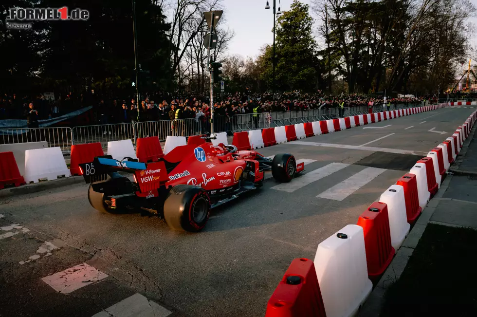 Foto zur News: Charles Leclerc bei einem Ferrari-Event in Mailand