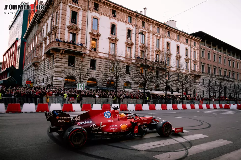 Foto zur News: Lewis Hamilton bei einem Ferrari-Event in Mailand