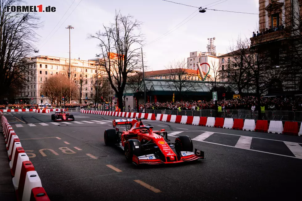 Foto zur News: Lewis Hamilton und Charles Leclerc bei einem Ferrari-Event in Mailand