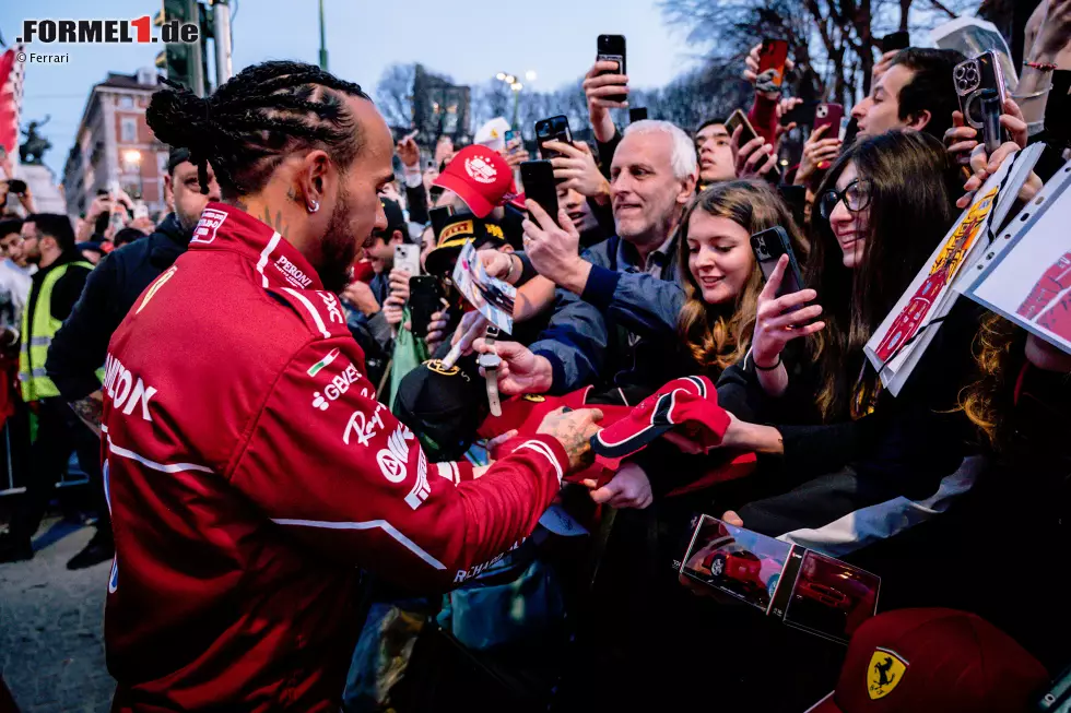 Foto zur News: Lewis Hamilton bei einem Ferrari-Event in Mailand