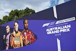 Foto zur News: Plakat mit Jack Doohan (Alpine), Oscar Piastri (McLaren) und Lewis Hamilton (Ferrari)