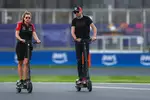 Foto zur News: Esteban Ocon (Haas) mit Renningenieurin Laura Müller