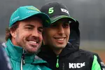 Foto zur News: Fernando Alonso (Aston Martin) und Gabriel Bortoleto (Sauber)