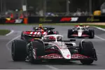 Foto zur News: Esteban Ocon (Haas), Liam Lawson (Red Bull) und Oliver Bearman (Haas)