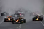 Foto zur News: Lando Norris (McLaren), Oscar Piastri (McLaren) und Max Verstappen (Red Bull)