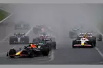 Foto zur News: Max Verstappen (Red Bull), George Russell (Mercedes) und Yuki Tsunoda (Racing Bulls)