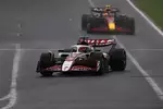 Foto zur News: Esteban Ocon (Haas) und Liam Lawson (Red Bull)