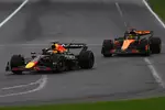 Foto zur News: Max Verstappen (Red Bull) und Oscar Piastri (McLaren)