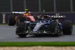 Foto zur News: Alexander Albon (Williams) und Lewis Hamilton (Ferrari)