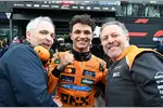 Foto zur News: Lando Norris (McLaren) und Zak Brown