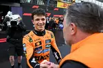 Foto zur News: Lando Norris (McLaren) und Zak Brown