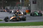 Foto zur News: Lando Norris (McLaren), Gabriel Bortoleto (Sauber) und Esteban Ocon (Haas)