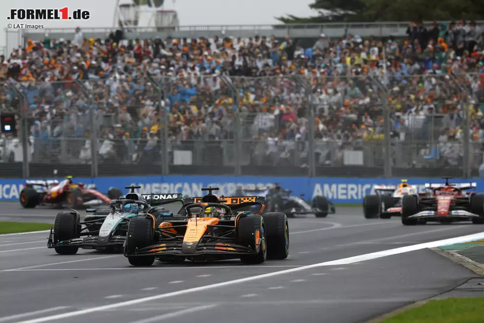 Foto zur News: Oscar Piastri (McLaren), George Russell (Mercedes) und Charles Leclerc (Ferrari)