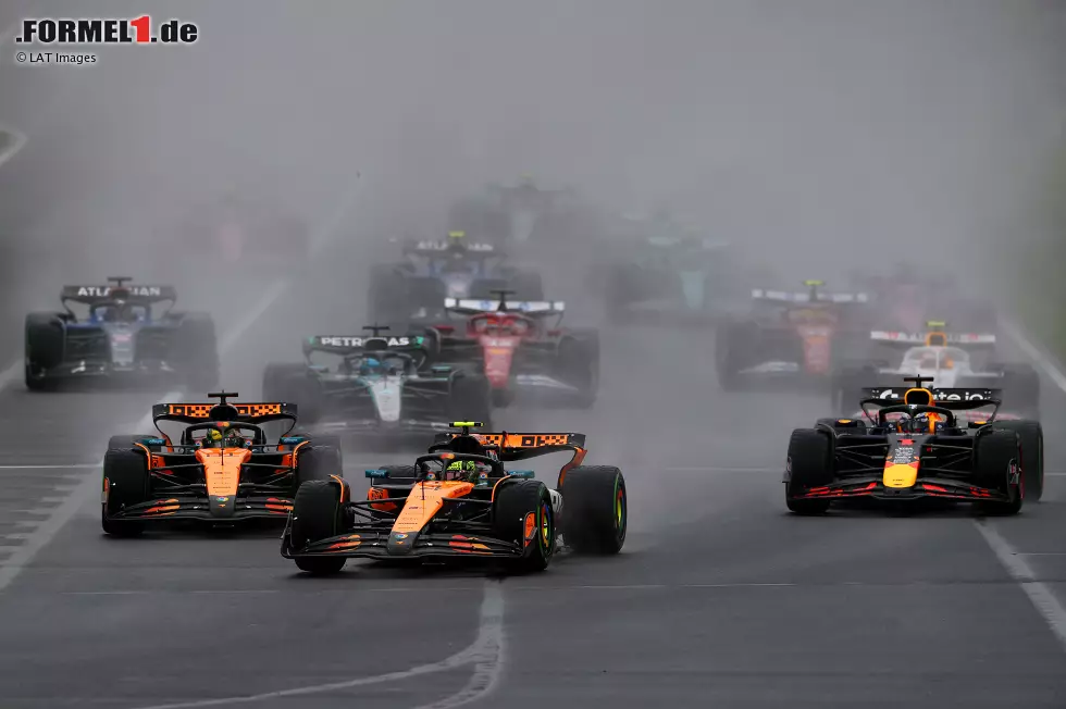 Foto zur News: Lando Norris (McLaren), Oscar Piastri (McLaren) und Max Verstappen (Red Bull)