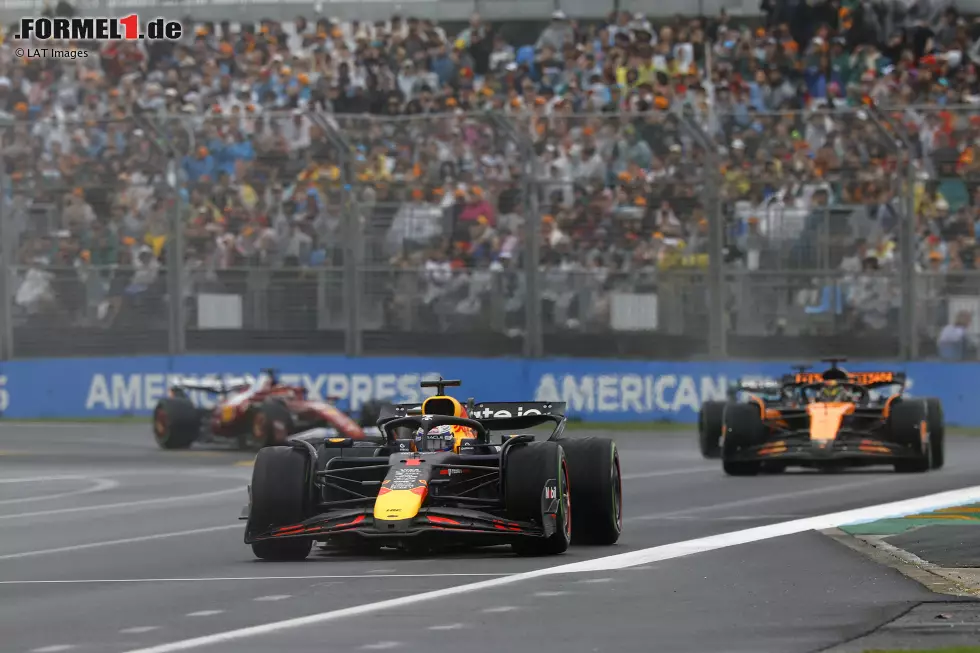 Foto zur News: Max Verstappen (Red Bull) und Oscar Piastri (McLaren)