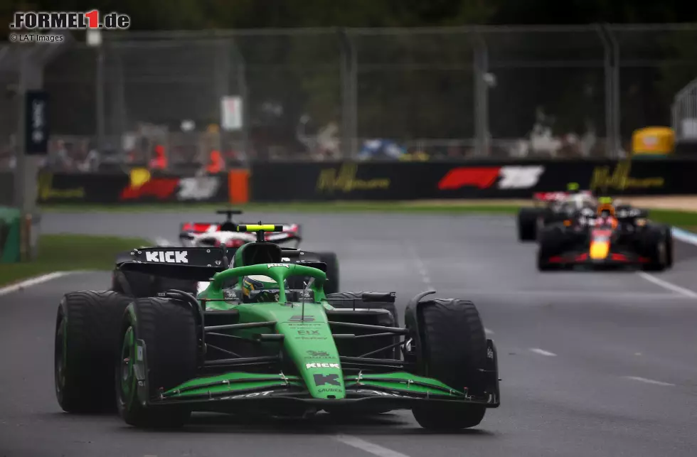 Foto zur News: Gabriel Bortoleto (Sauber) und Esteban Ocon (Haas)