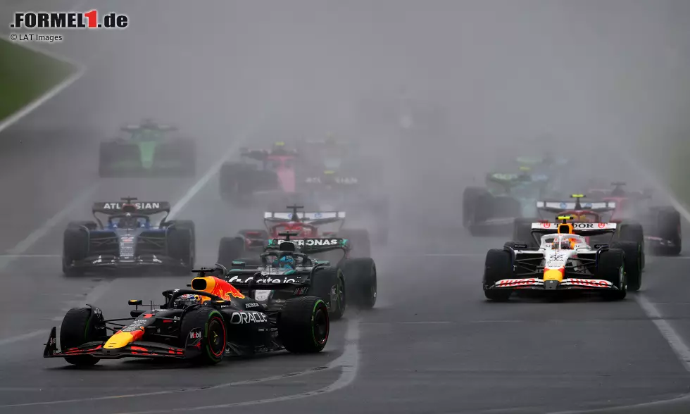 Foto zur News: Max Verstappen (Red Bull), George Russell (Mercedes) und Yuki Tsunoda (Racing Bulls)