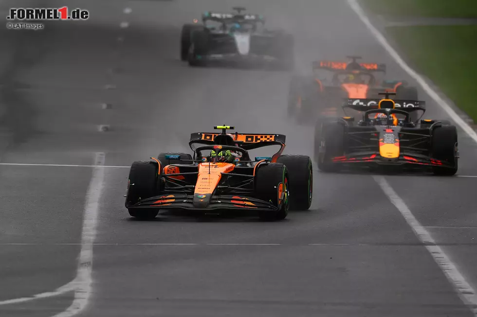 Foto zur News: Lando Norris (McLaren), Max Verstappen (Red Bull) und Oscar Piastri (McLaren)