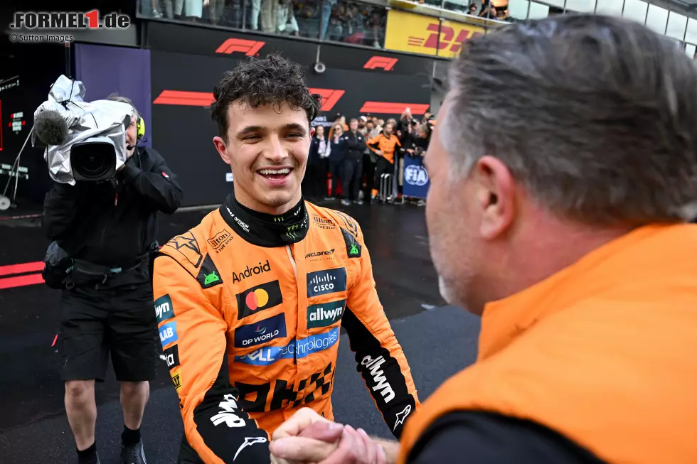 Foto zur News: Lando Norris (McLaren) und Zak Brown