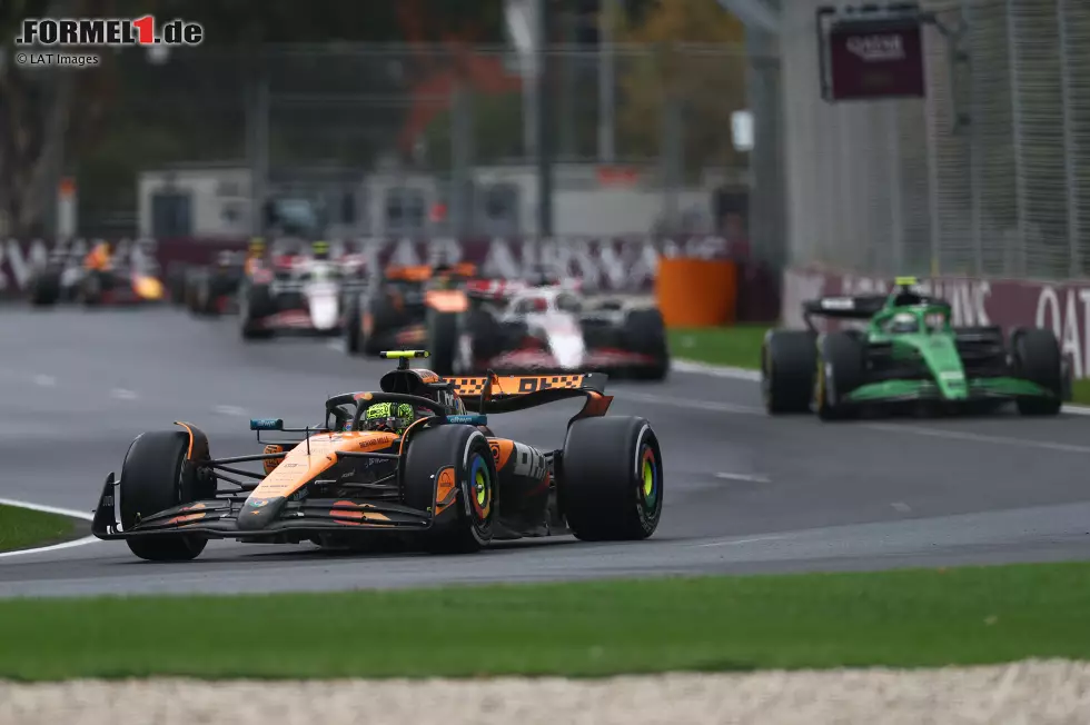 Foto zur News: Lando Norris (McLaren), Gabriel Bortoleto (Sauber) und Esteban Ocon (Haas)