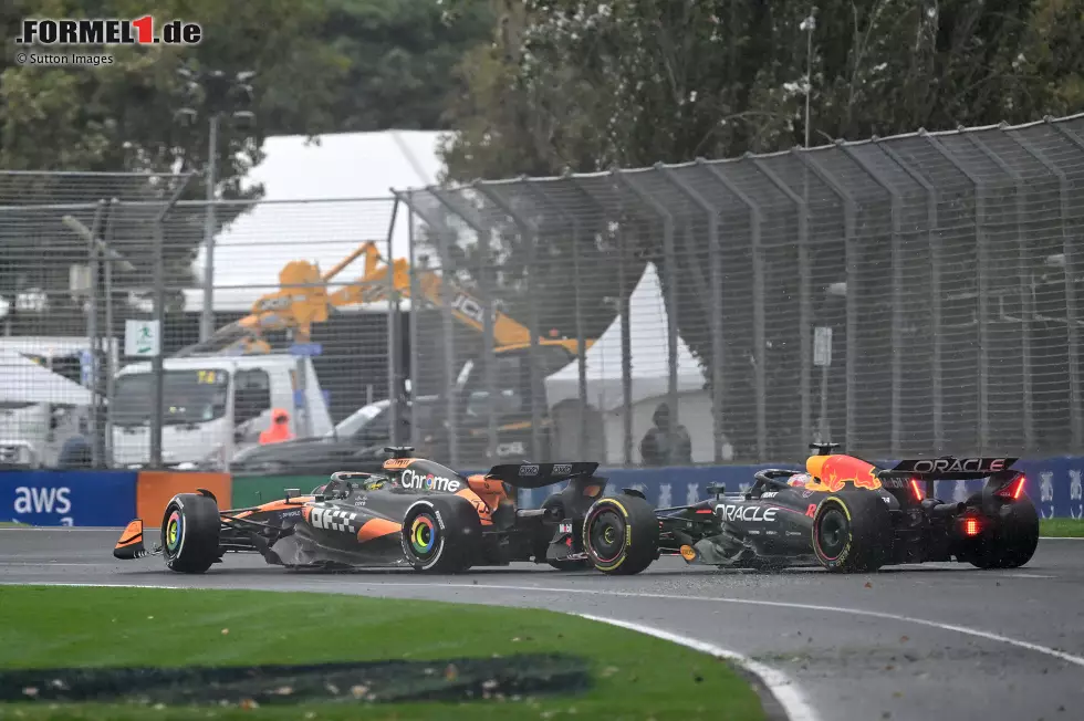 Foto zur News: Oscar Piastri (McLaren) und Max Verstappen (Red Bull)