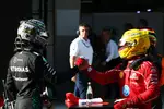 Foto zur News: Lewis Hamilton (Ferrari) und George Russell (Mercedes)