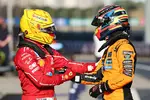 Foto zur News: Lewis Hamilton (Ferrari) und Oscar Piastri (McLaren)