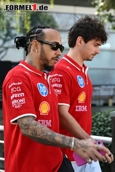 Foto zur News: Lewis Hamilton (Ferrari) und Charles Leclerc (Ferrari)