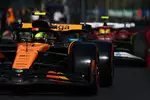 Foto zur News: Lando Norris (McLaren) und Lewis Hamilton (Ferrari)