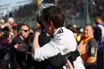 Foto zur News: George Russell (Mercedes) und Toto Wolff