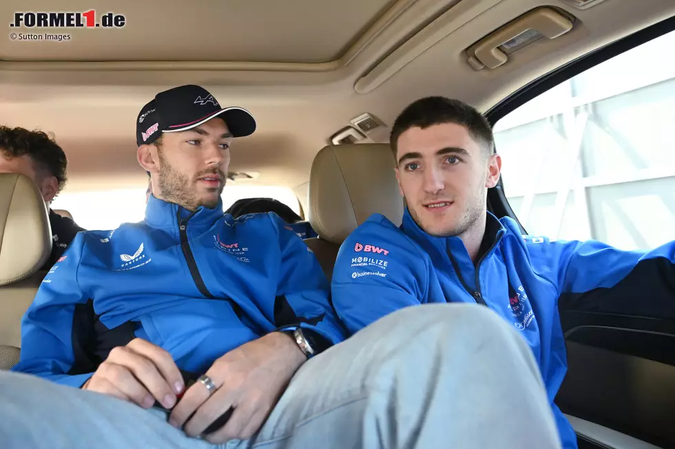 Foto zur News: Pierre Gasly (Alpine) und Jack Doohan (Alpine)