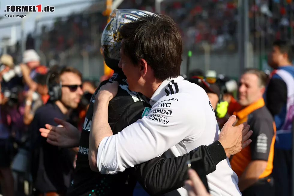 Foto zur News: George Russell (Mercedes) und Toto Wolff