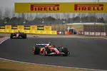 Foto zur News: Lewis Hamilton (Ferrari) und Charles Leclerc (Ferrari)