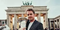 Gallerie: Nico Rosberg mit dem WM-Pokal auf Reisen