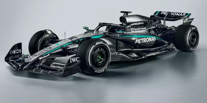 Foto zur News: Mercedes zeigt den W16!