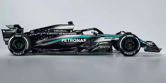 Foto zur News: Mercedes zeigt den W16!