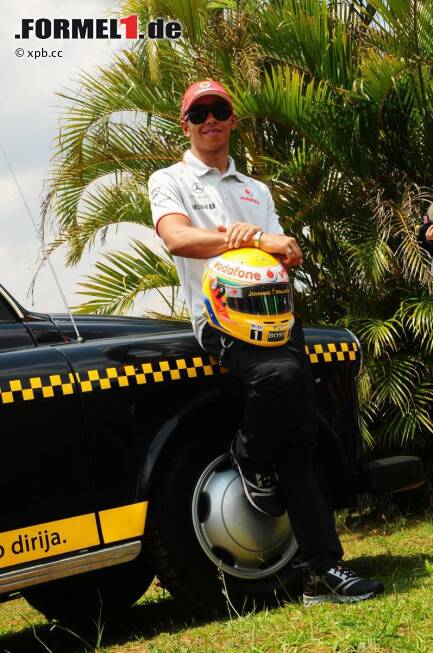 Foto zur News: Lewis Hamilton mit einem Londoner Taxi-Cab. Dass die Wahl des Fahrzeugs in São Paulo durchaus lebenswichtig sein kann, bekam sein Teamkollege Jenson Button zwei Tage später zu spüren...