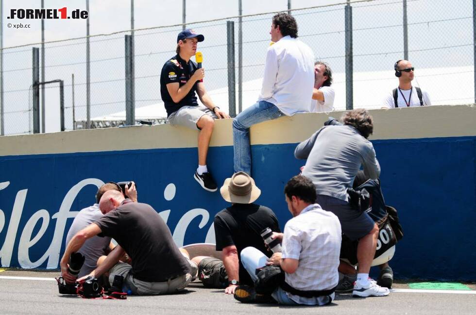 Foto zur News: Locker, lässig, unbeschwert: Für die Kollegen von &#039;RTL&#039; gab Sebastian Vettel vor Beginn des Trainings ein Interview auf der Boxenmauer.