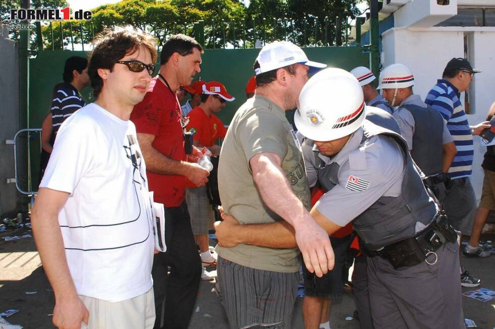 Foto zur News: Dabei sind die Sicherheitsvorkehrungen in São Paulo so streng wie auf kaum einer anderen Rennstrecke der Welt...