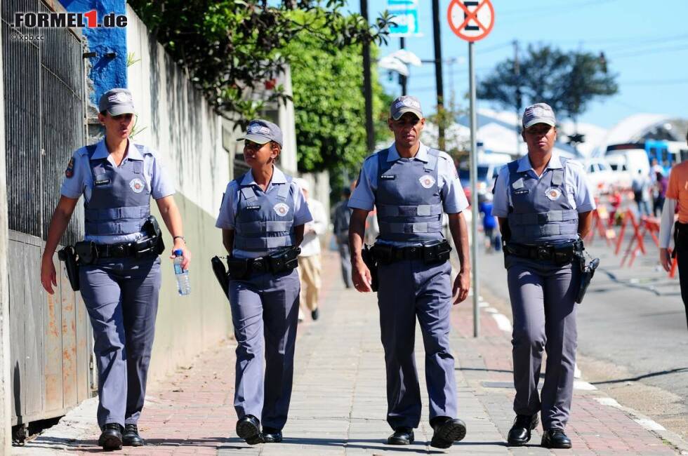 Foto zur News: ... und selbst vor den Eingängen patroullieren immer wieder bewaffnete Polizisten mit schusssicheren Westen. Obwohl Williams-Teilhaber Patrick Head sagt: &quot;Die Strecke liegt ungünstig in den Favelas. Soweit ich weiß, meidet selbst die Polizei diese Viertel.&quot;