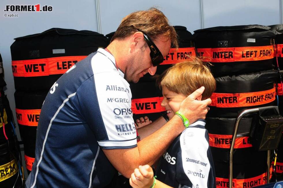 Foto zur News: Ganz der Familienmensch: Rubens Barrichello holte sich von seinem Sohn letzte Glückwünsche für das Heimrennen ab. Dennoch reichte es nicht für WM-Punkte.