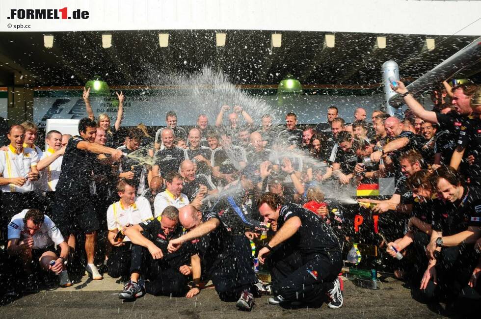 Foto zur News: Champagnerdusche für die neuen Weltmeister. Wir gratulieren!