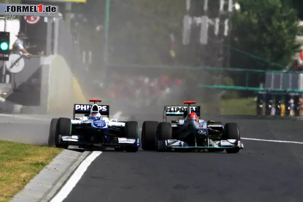 Foto zur News: Doch selbst im Nachgeben fuhr Schumacher noch weit auf der rechten Seite, dass Barrichello fast noch über das Gras ausweichen muss.